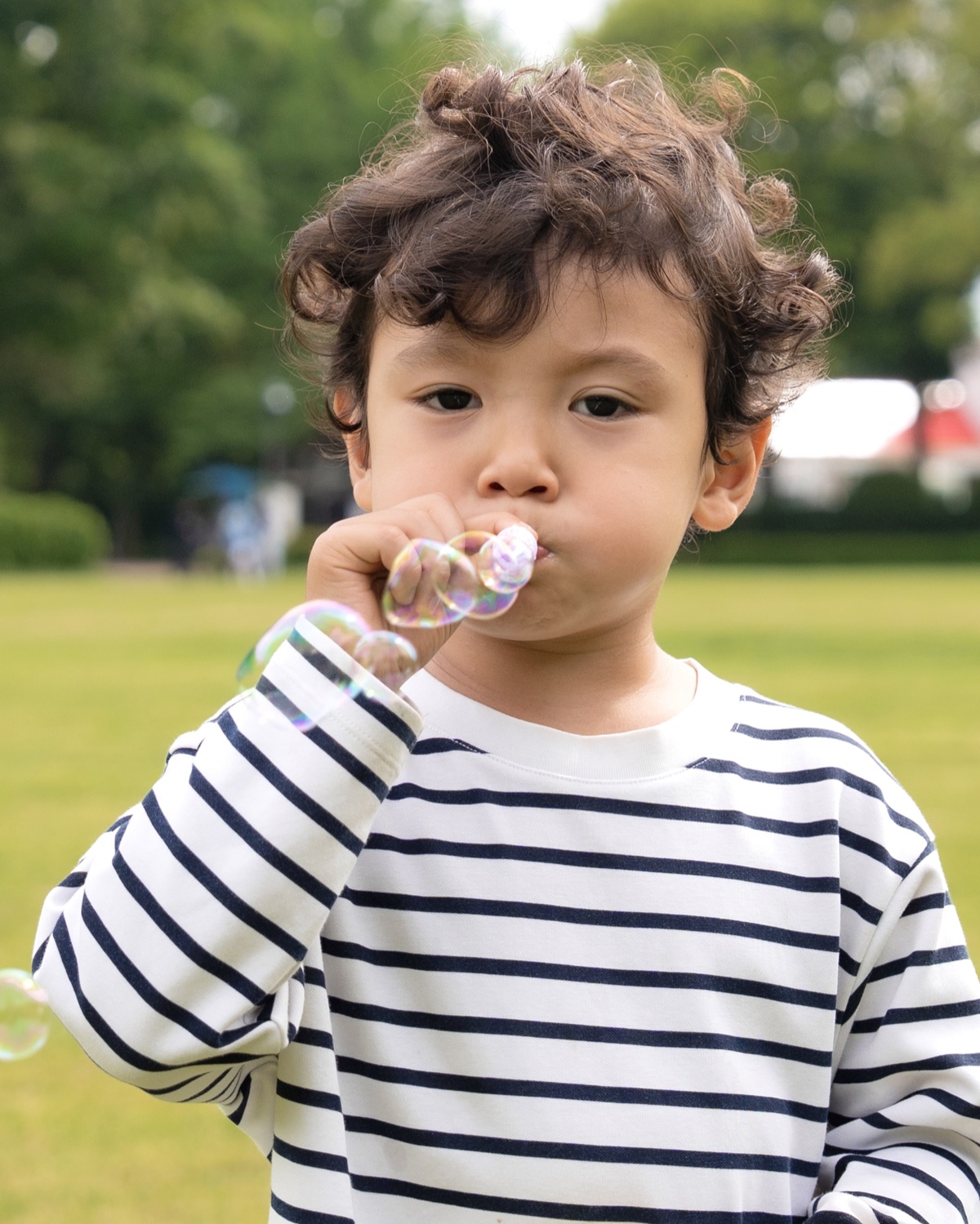 子供がシャボン玉で遊ぶ写真