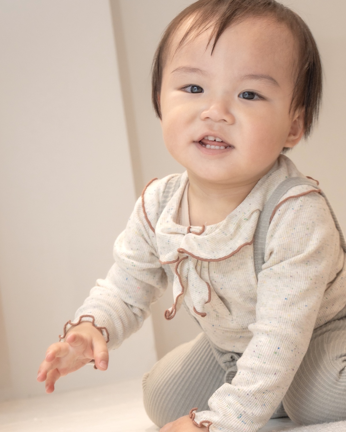 屋内で子供が笑う写真