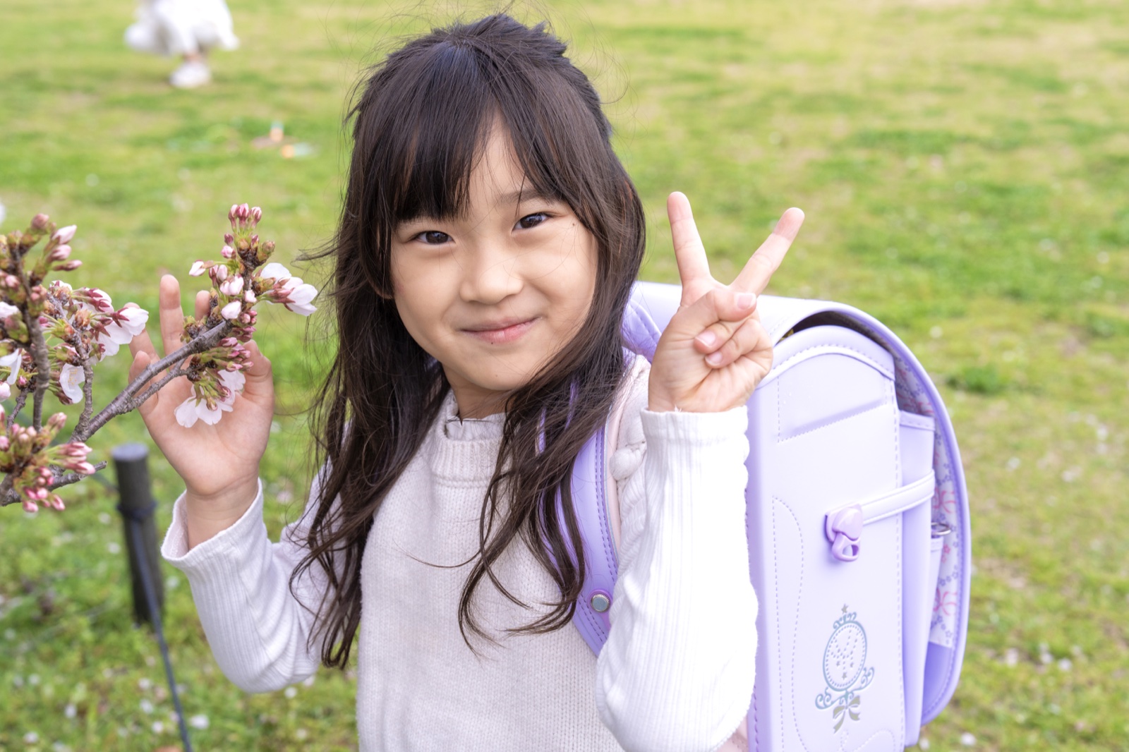 シャボン玉で遊ぶ子供の写真