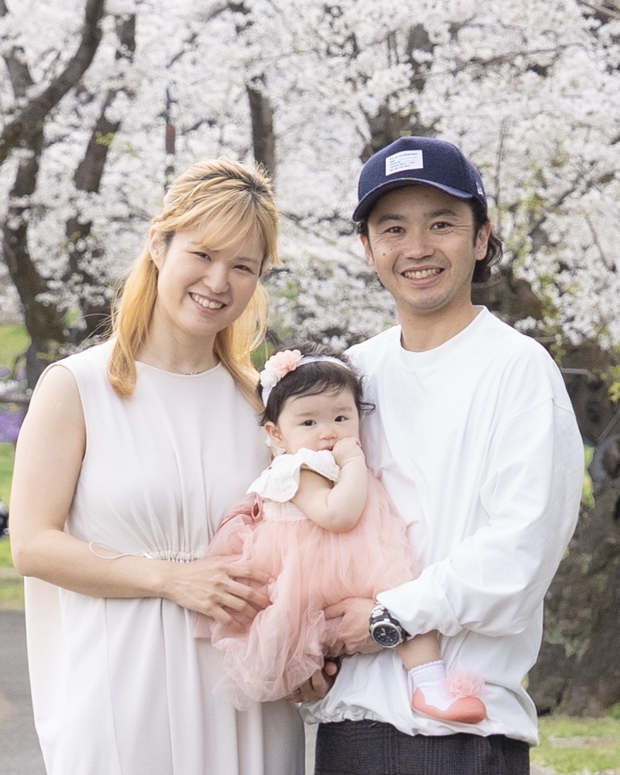 桜の前で家族が並ぶ写真