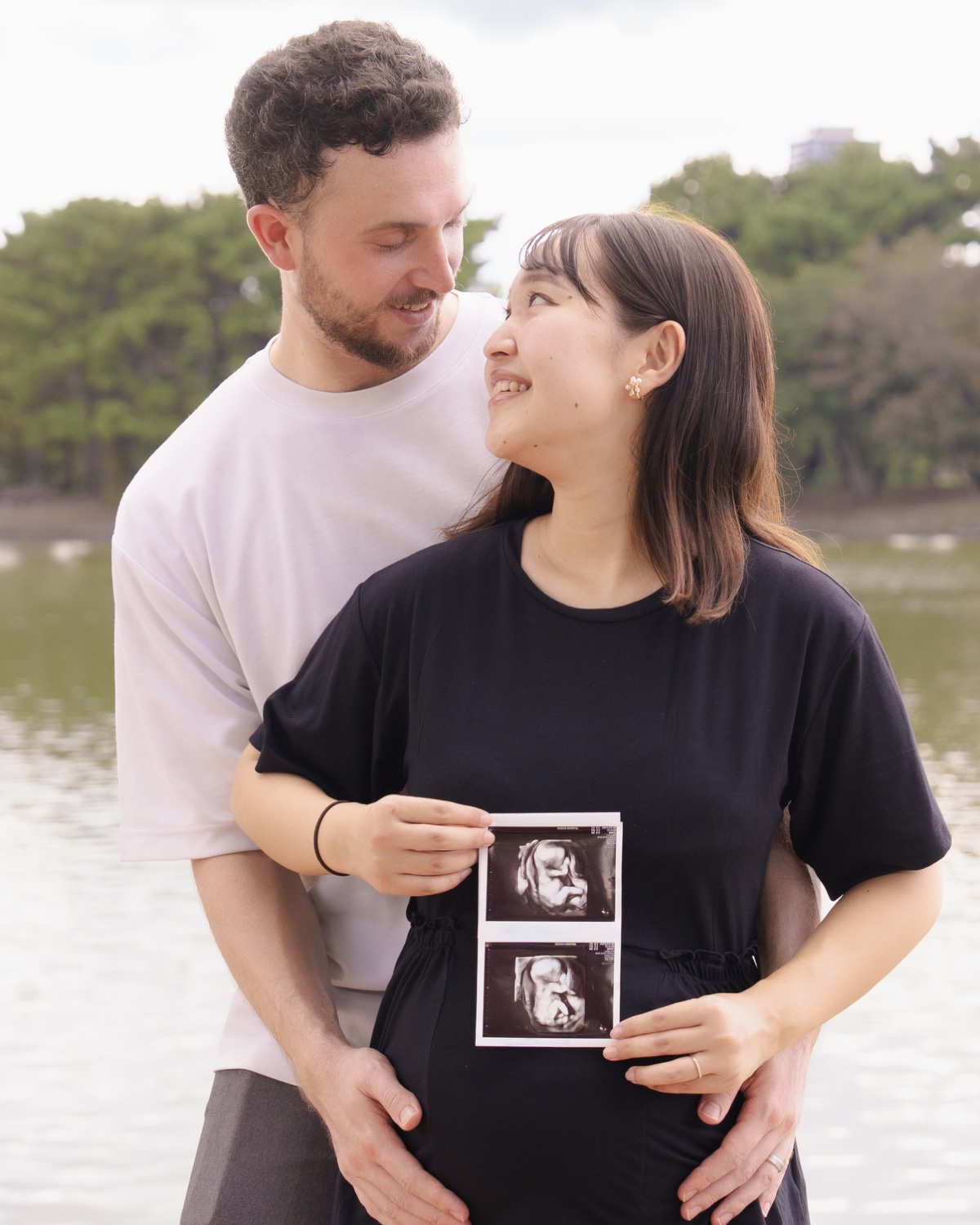夫婦で寄り添うマタニティフォト