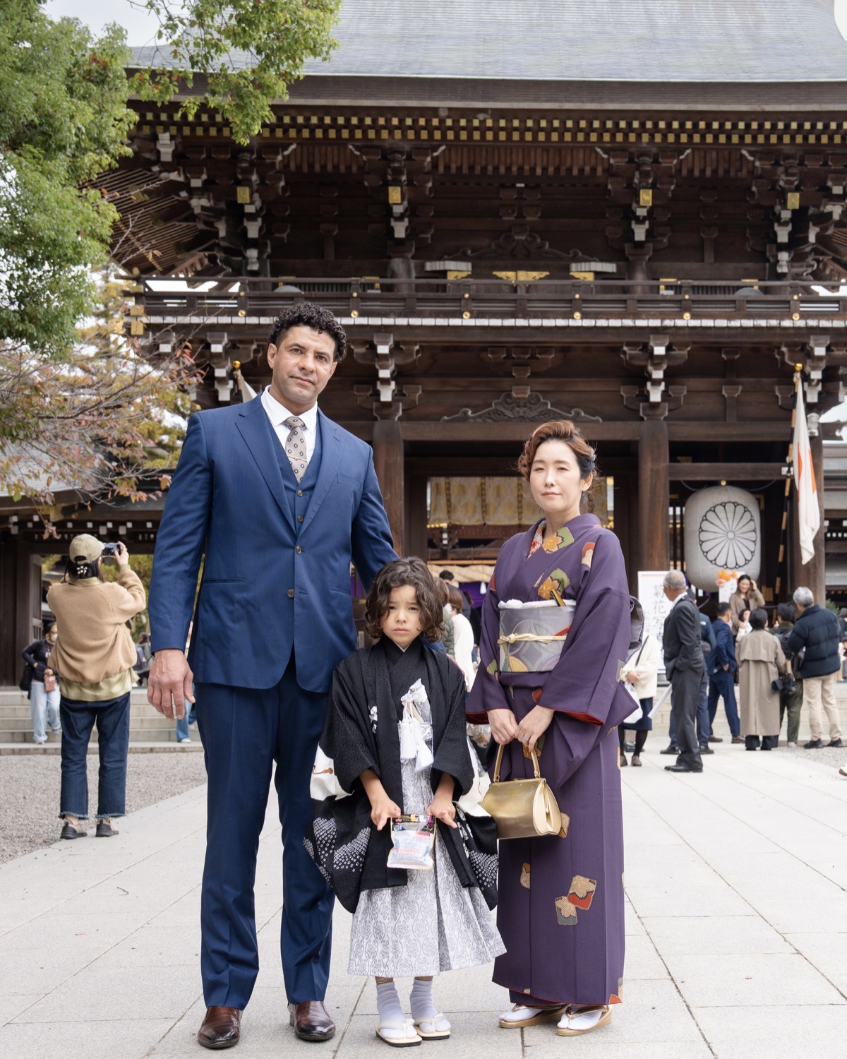 七五三で神社に立つ家族写真