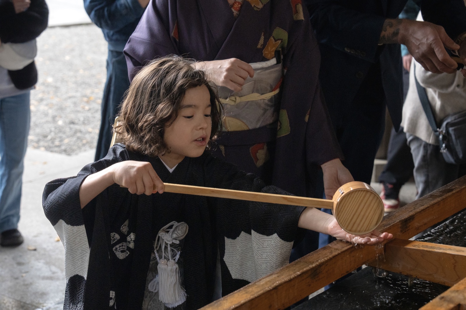 七五三で手水をする子供の写真