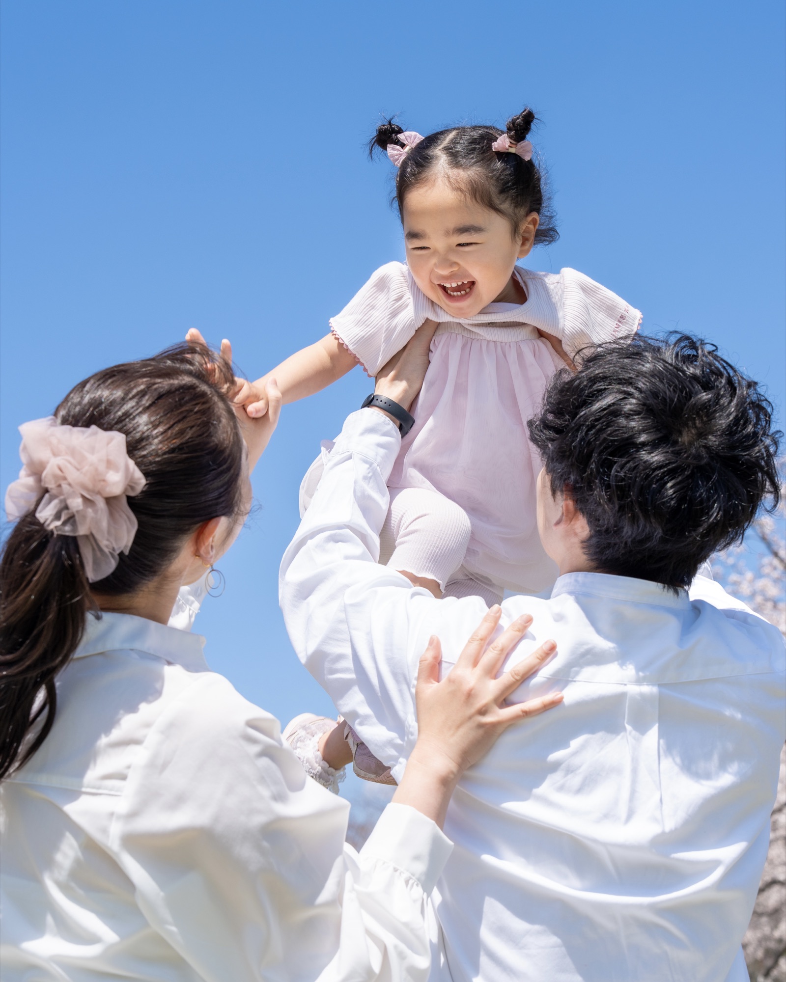 家族で過ごす自然な写真