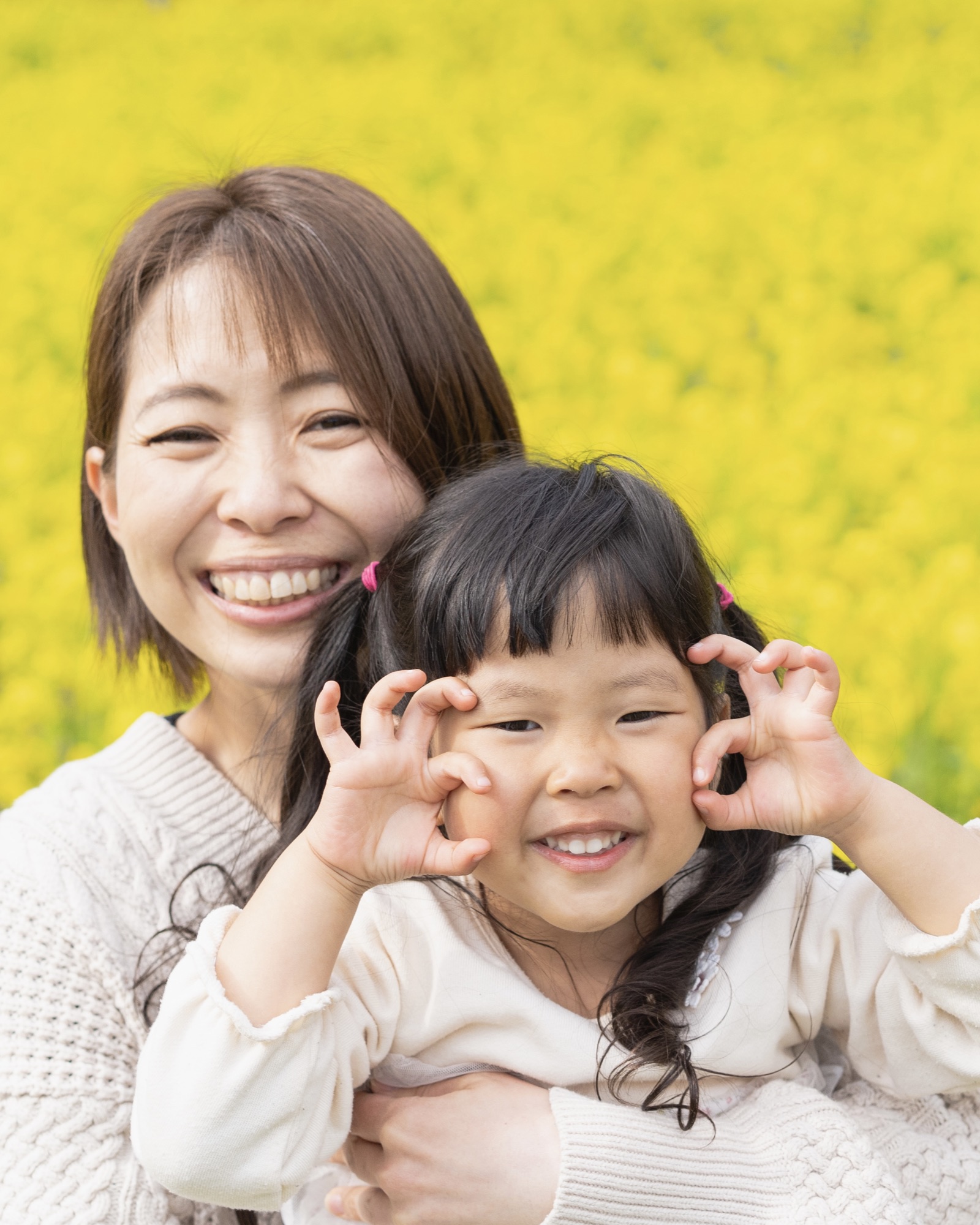親子で寄り添う写真